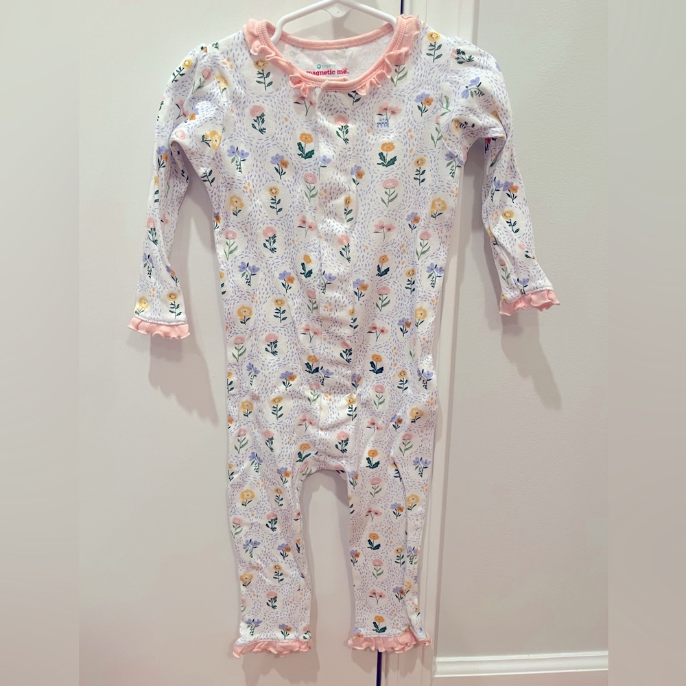 EUC magnetic me onesie 🌼